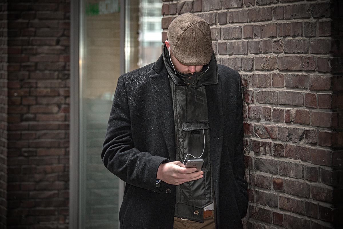 Das Neckbag, der Smartphone- Schal kombiniert mit einem Peaky Blinders Outfit